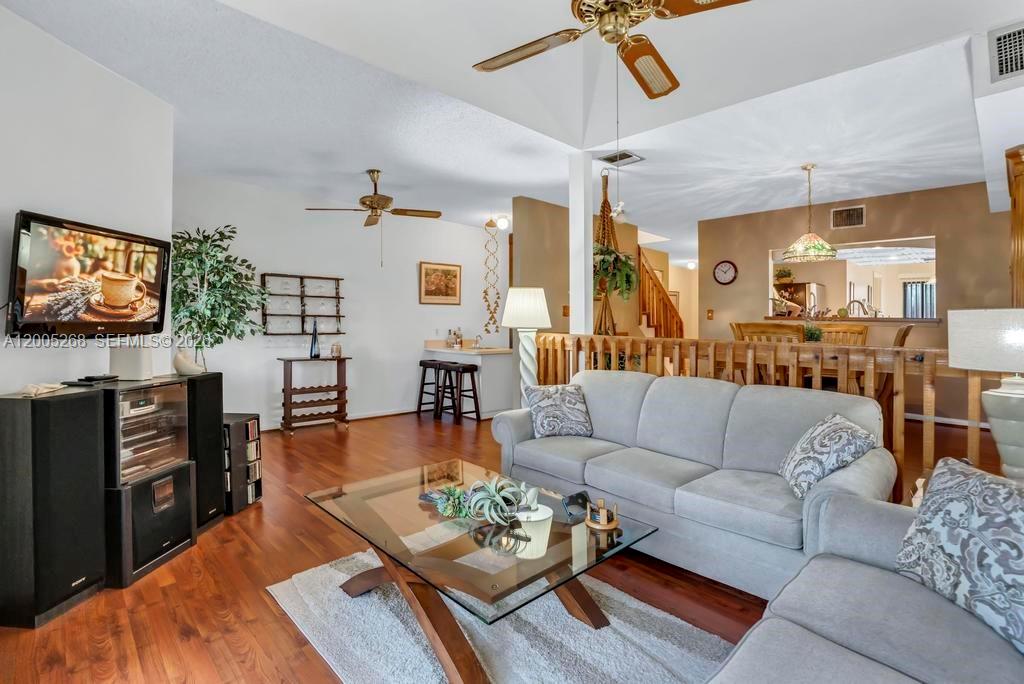 PINE ISLAND LAKES TOWNHOM - Residential