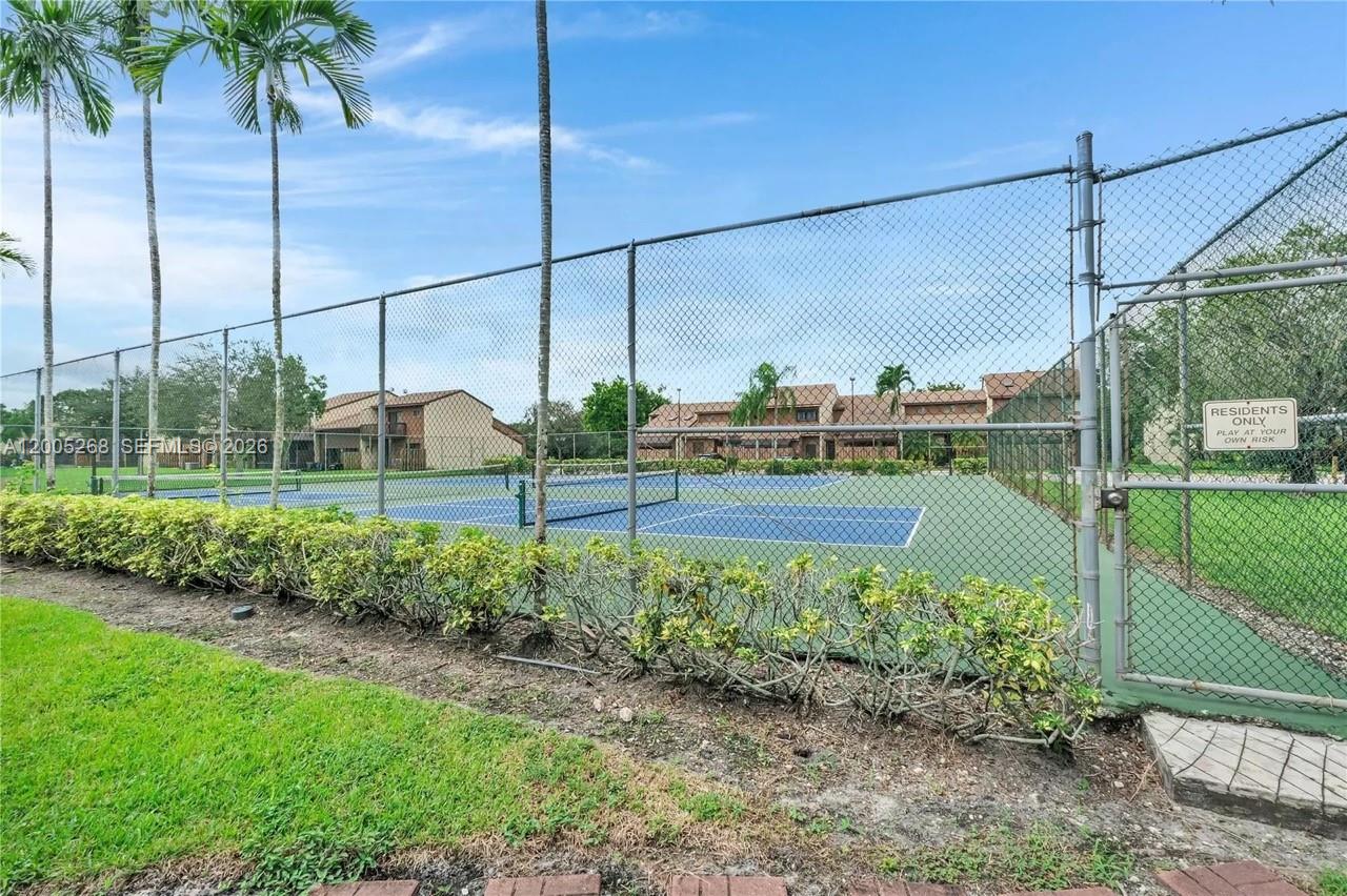 PINE ISLAND LAKES TOWNHOM - Residential