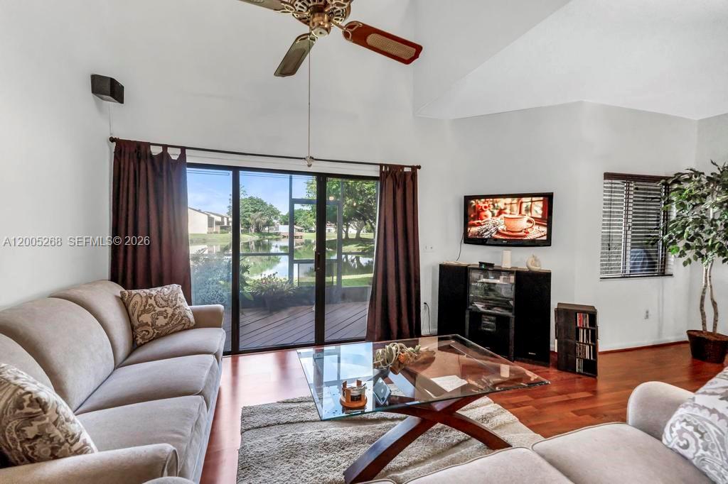 PINE ISLAND LAKES TOWNHOM - Residential