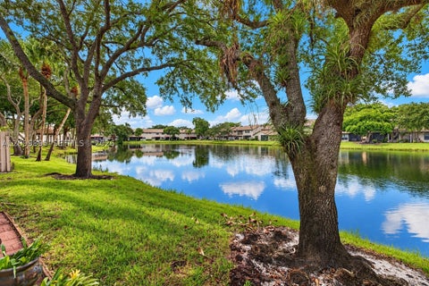 Photo of 9012 Vineyard Lake Dr, Plantation, FL 33324 (MLS # A12099895)