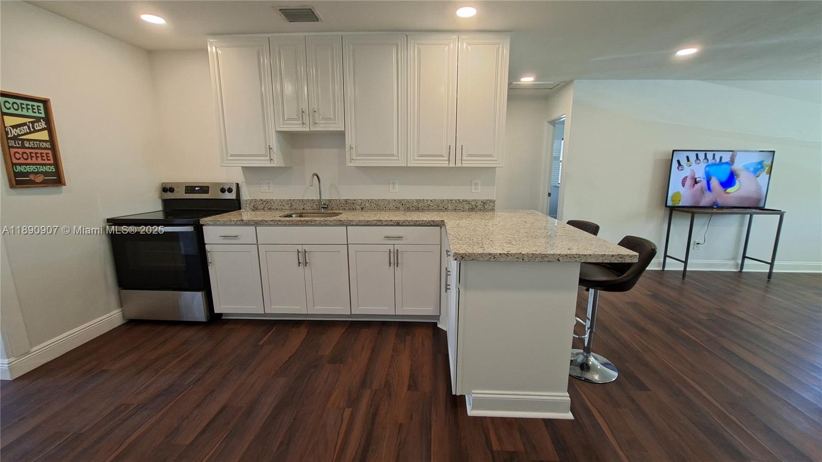 HOLLYWOOD PARK - Residential Lease