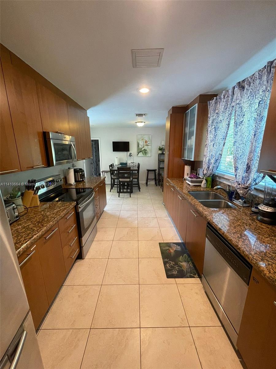 HOLLYWOOD HILLS - Residential Lease