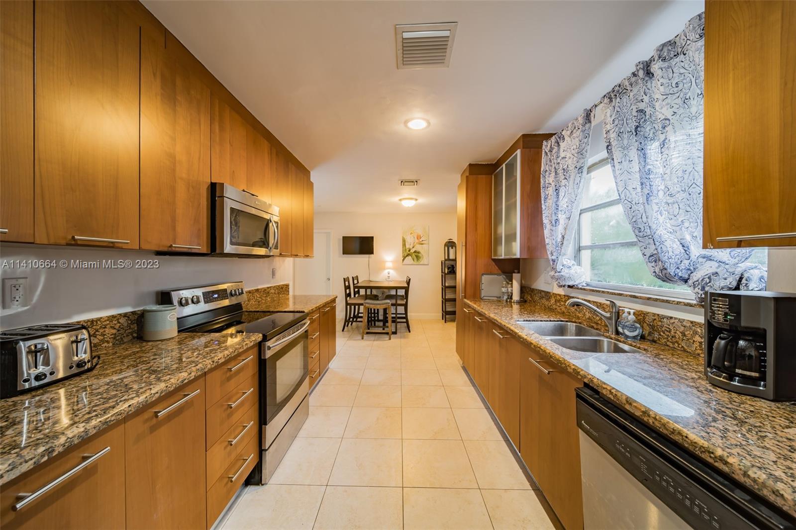 HOLLYWOOD HILLS - Residential Lease