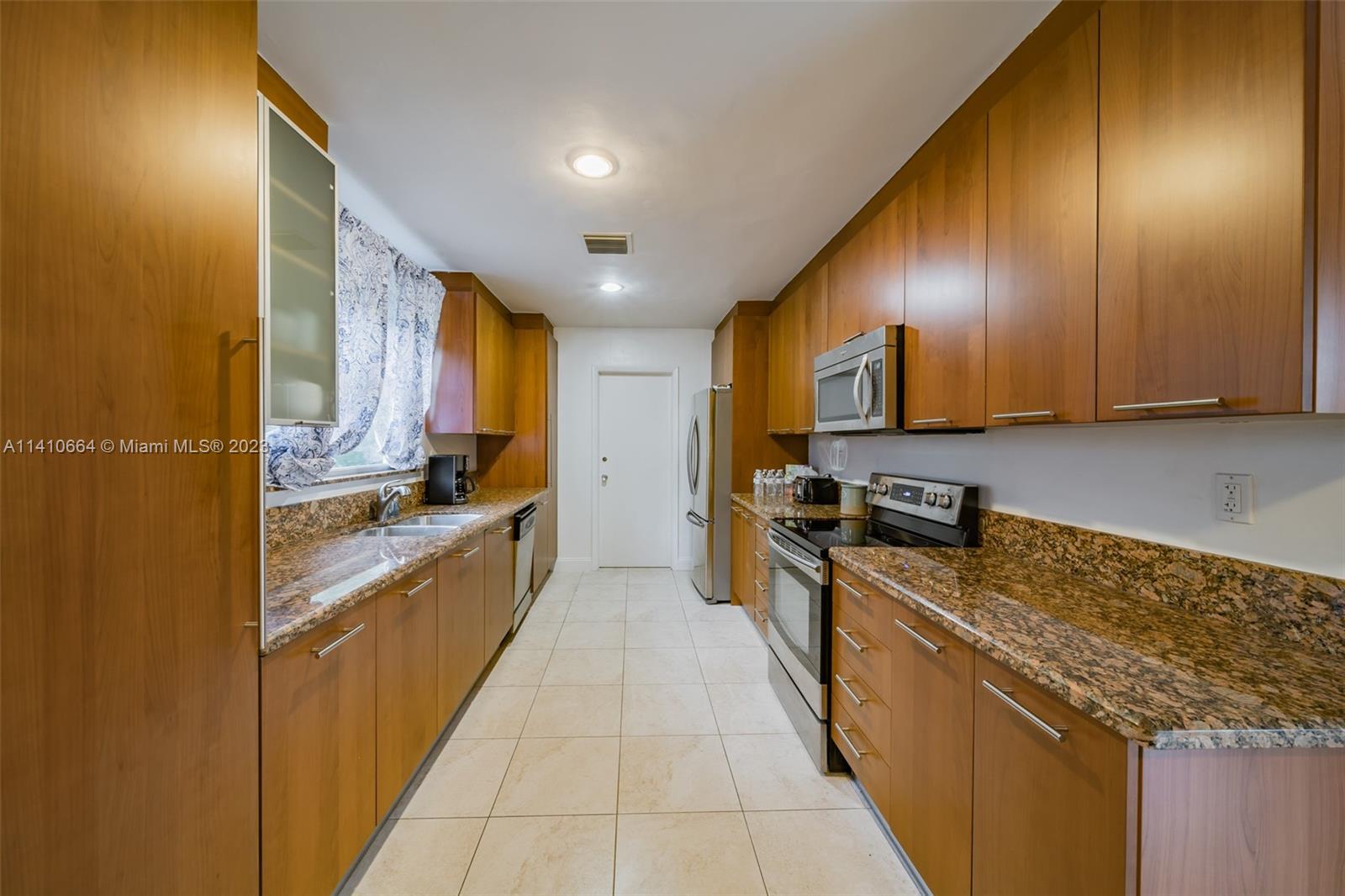 HOLLYWOOD HILLS - Residential Lease