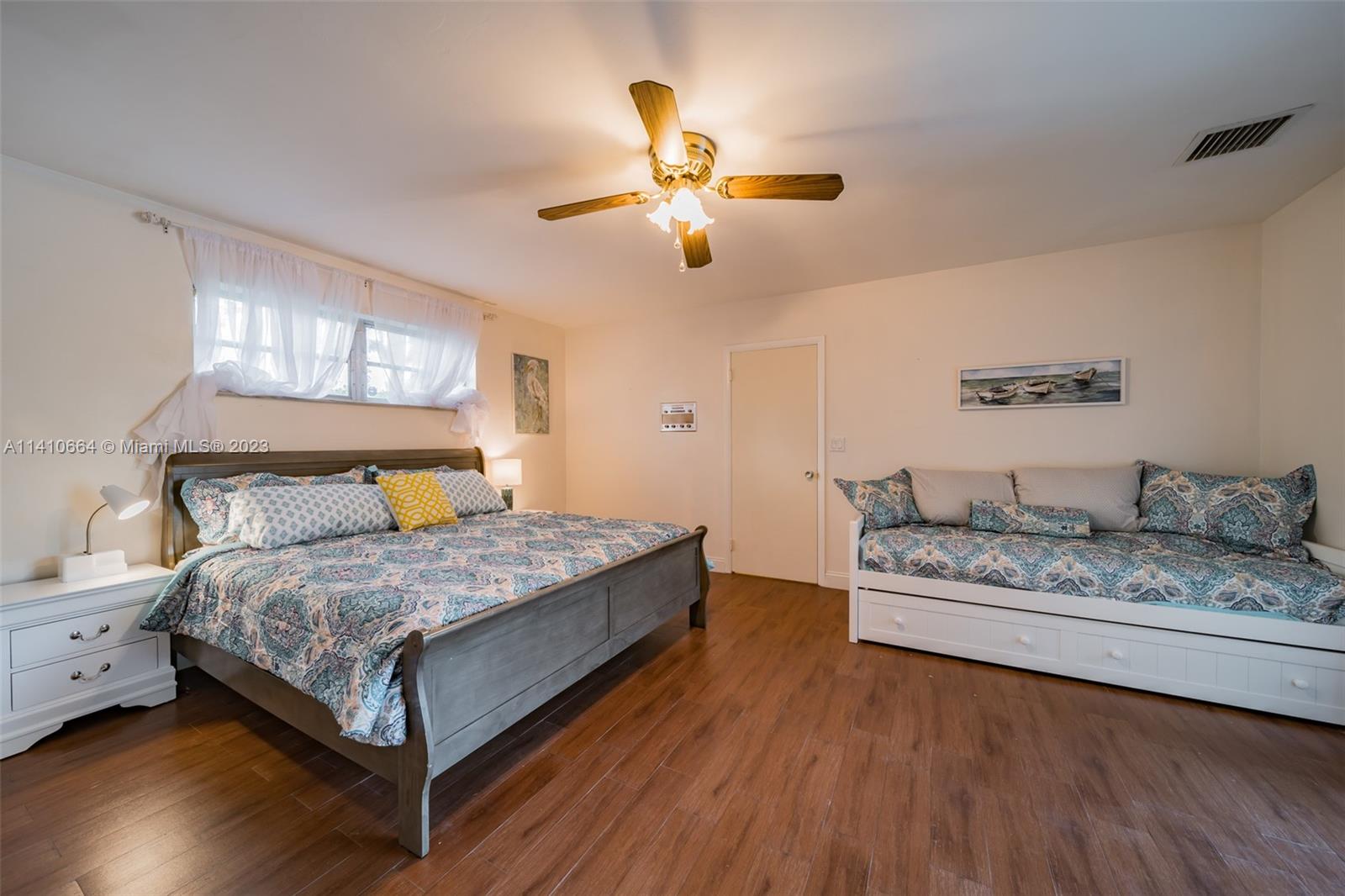 HOLLYWOOD HILLS - Residential Lease