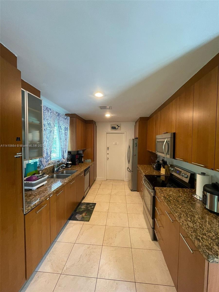 HOLLYWOOD HILLS - Residential Lease