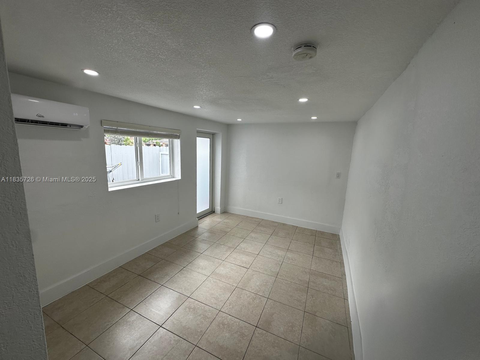 Apartment / Efficiency for 2 people include water and electricity, extra cost for 3 or 4 people. Great location!