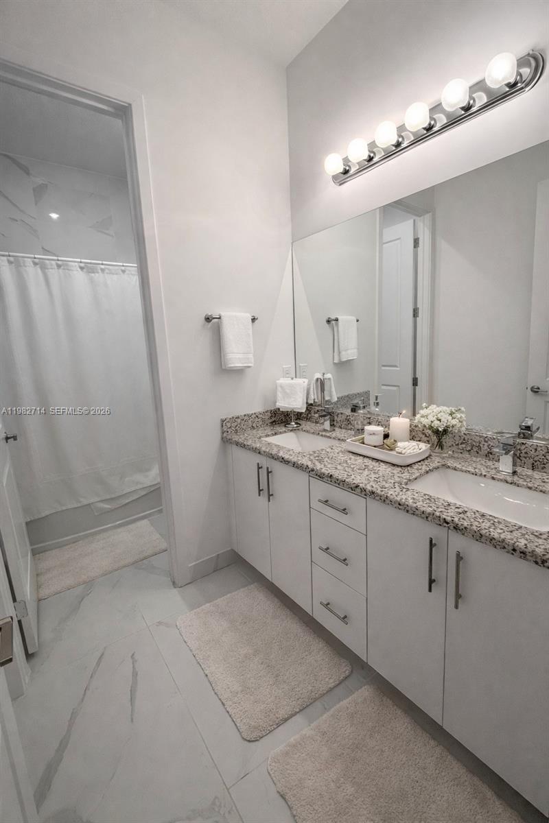 TRIANGLE OAKS - Residential