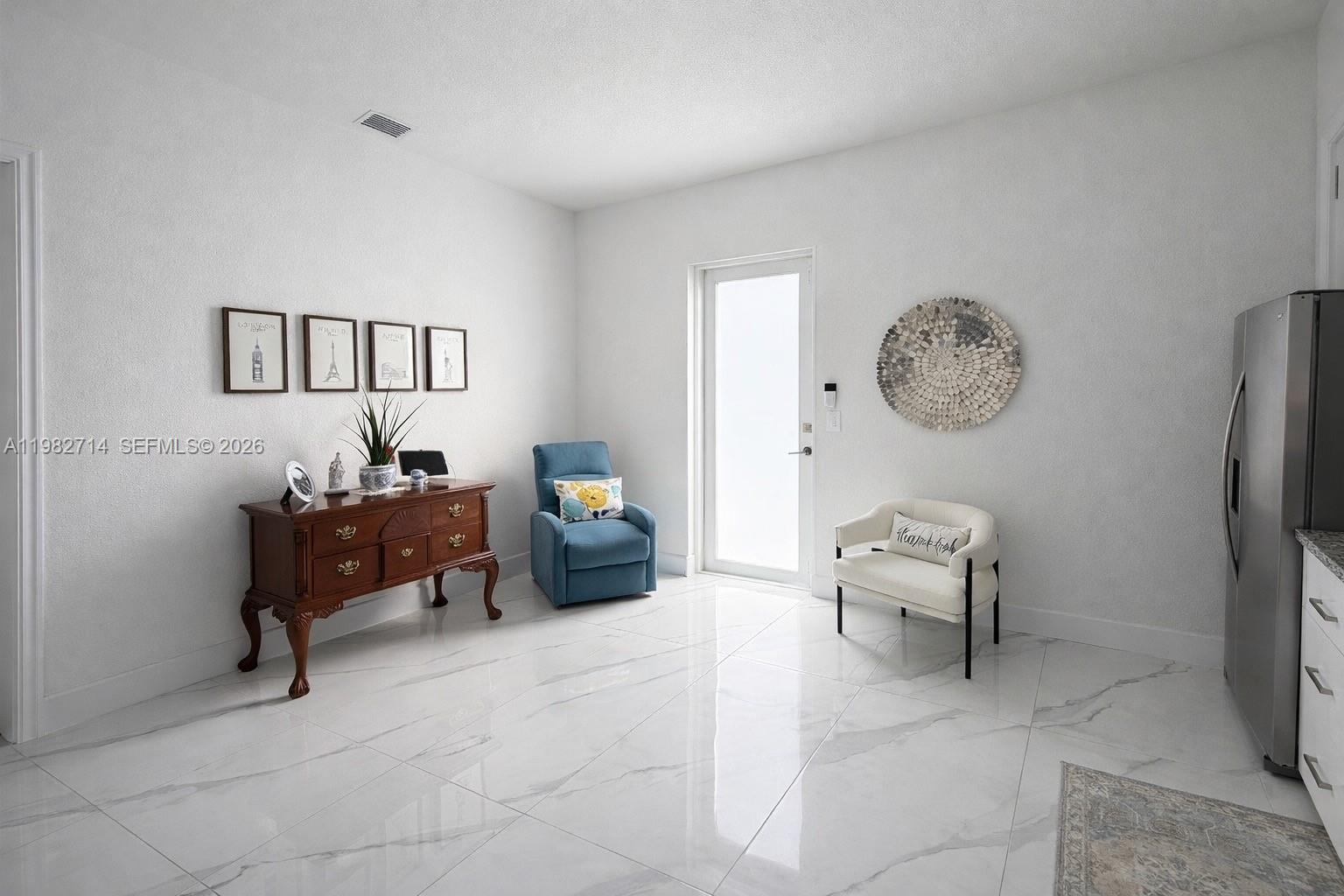 TRIANGLE OAKS - Residential