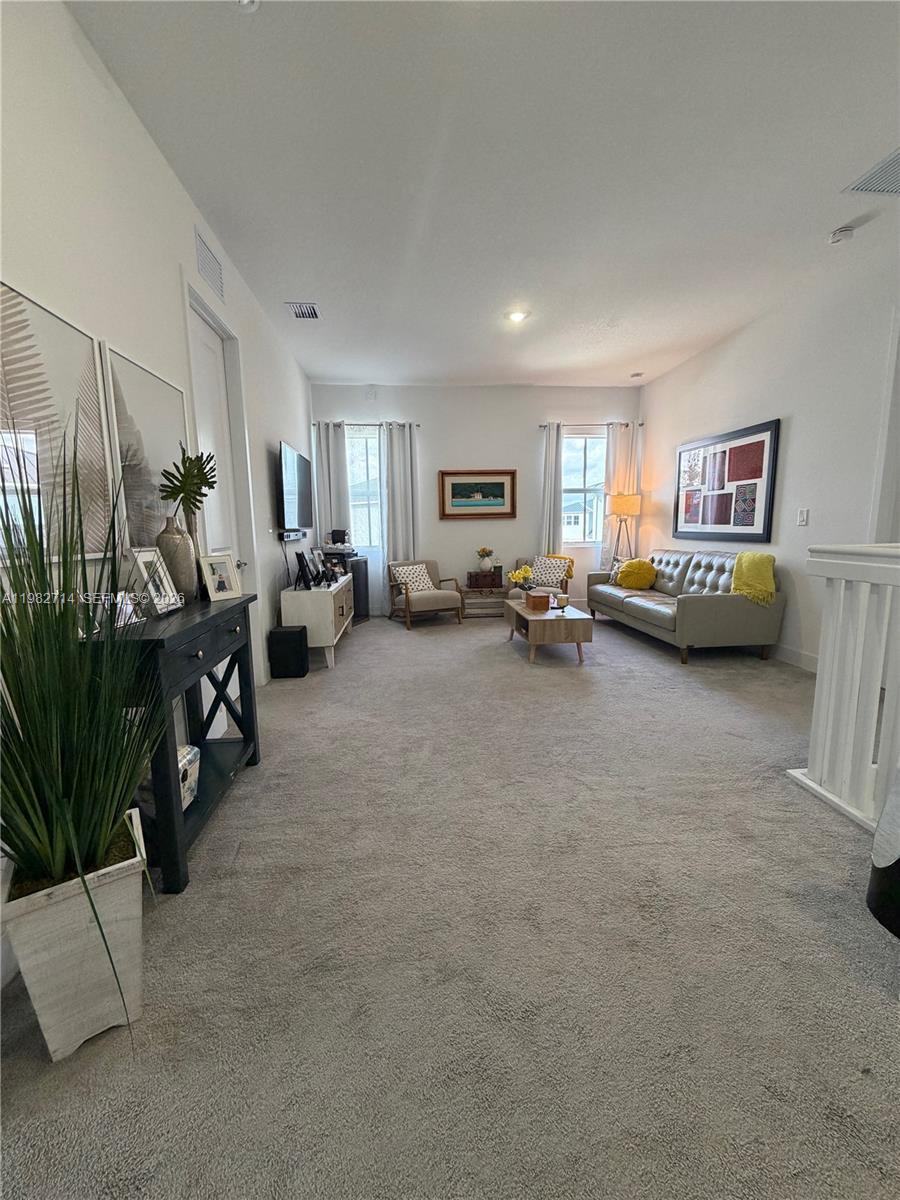 TRIANGLE OAKS - Residential