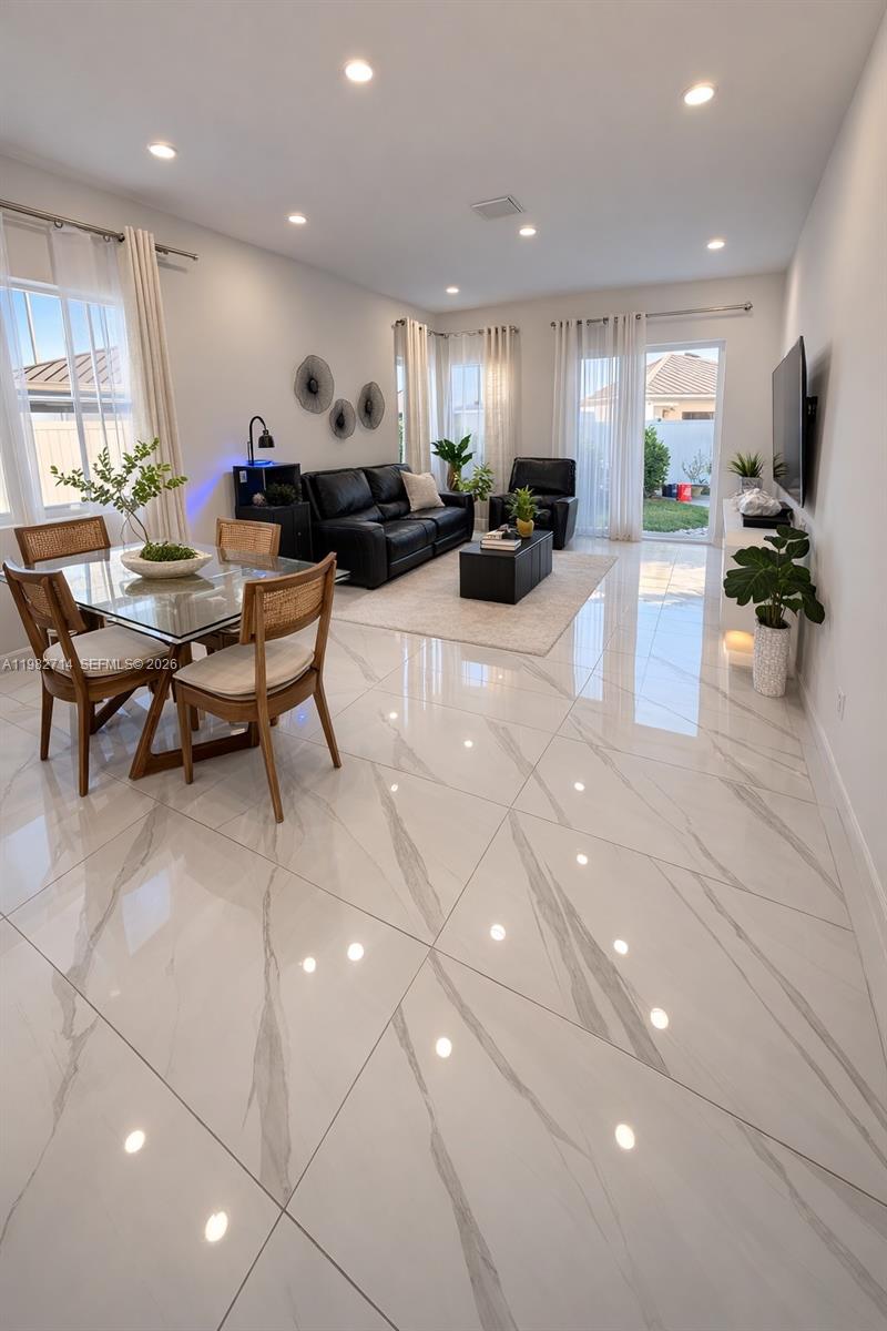 TRIANGLE OAKS - Residential