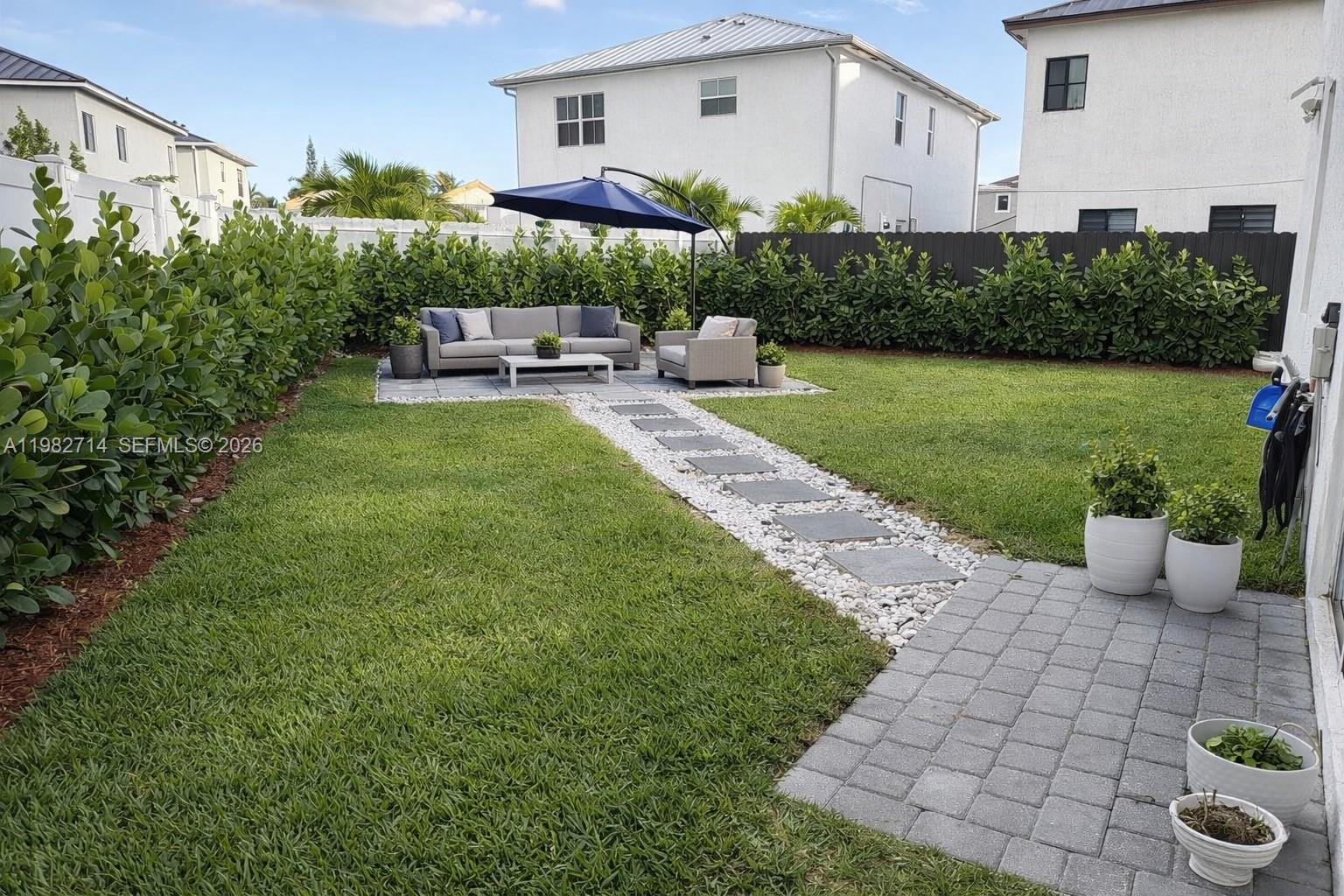 TRIANGLE OAKS - Residential