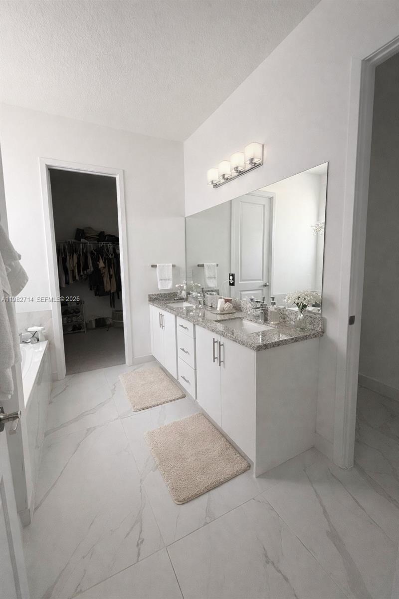 TRIANGLE OAKS - Residential