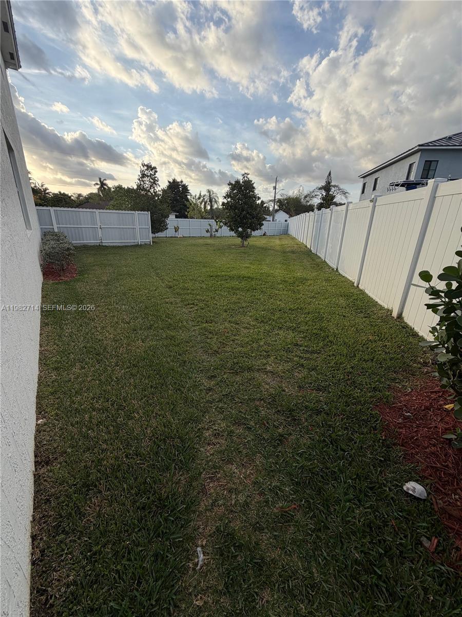 TRIANGLE OAKS - Residential