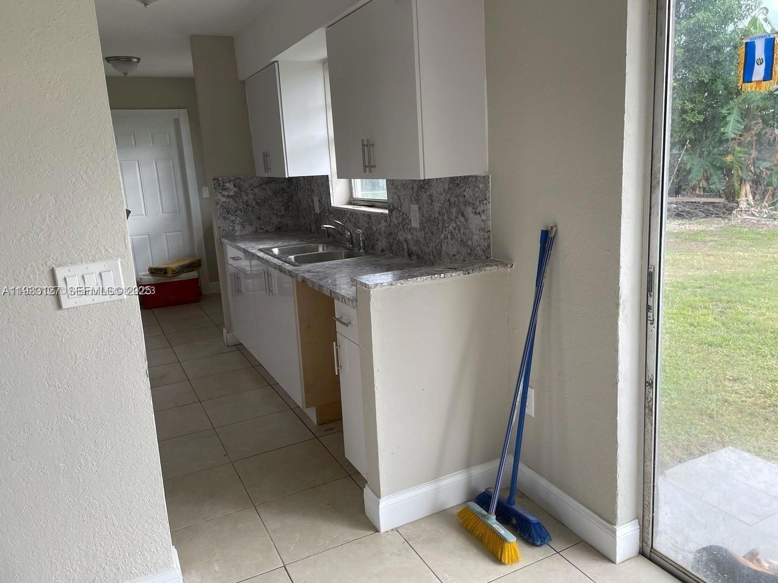 AVOCADO VILLAS - Residential Lease