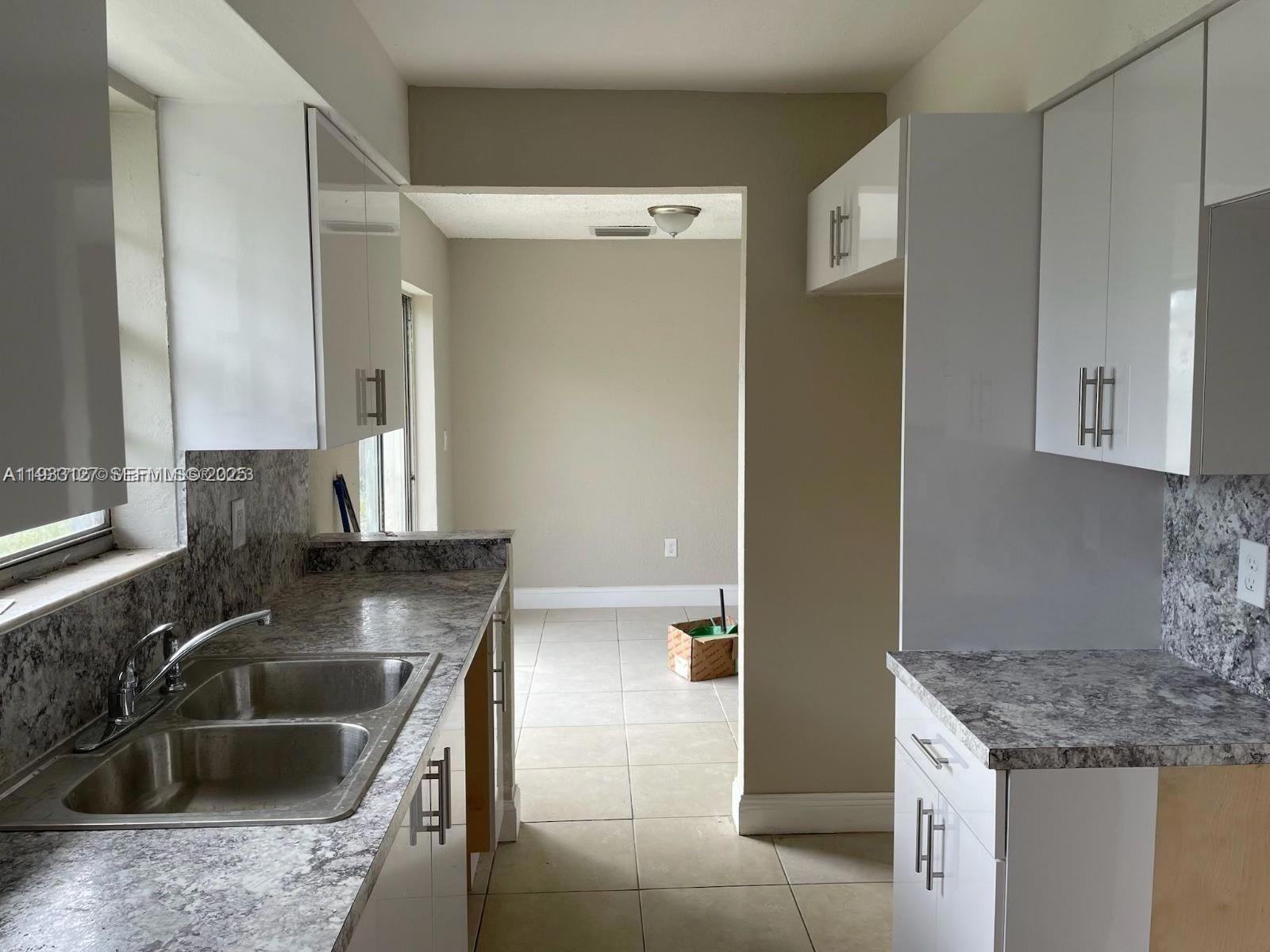 AVOCADO VILLAS - Residential Lease