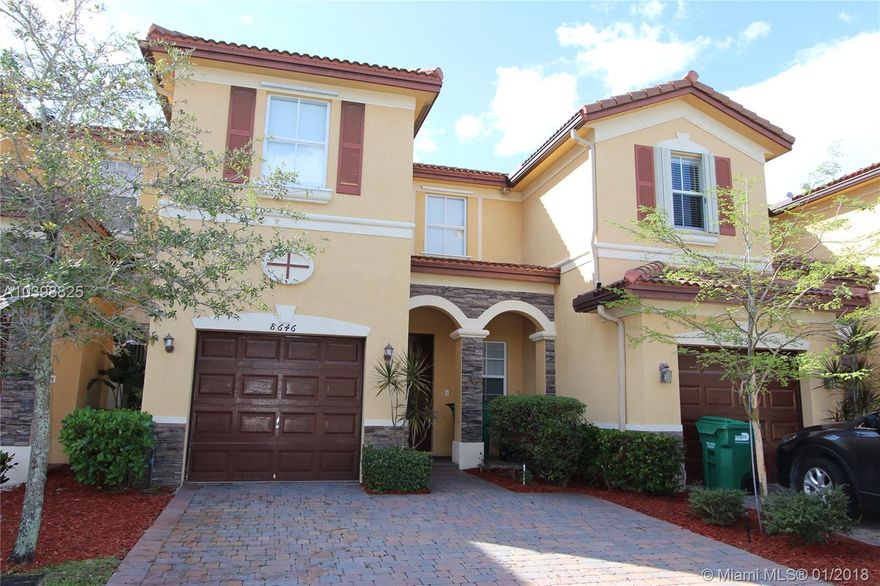 Option to take FURNISHED or UNFURNISHED. Its a spectacular unit in the heart of Doral. Amiable furniture and wide sunlight areas give it a gorgeous glow.