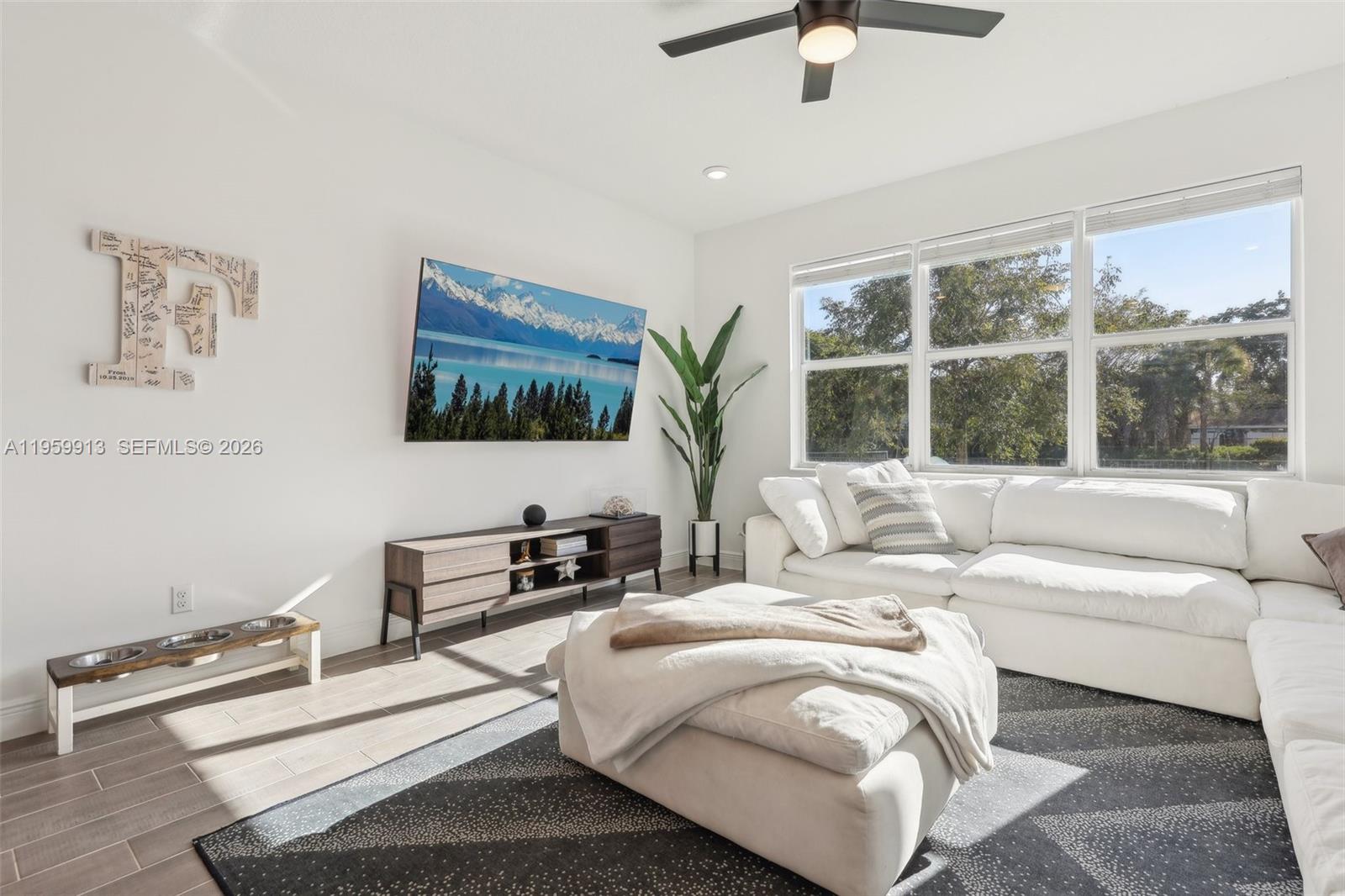 CRYSTAL LAKE 1ST SEC - Residential