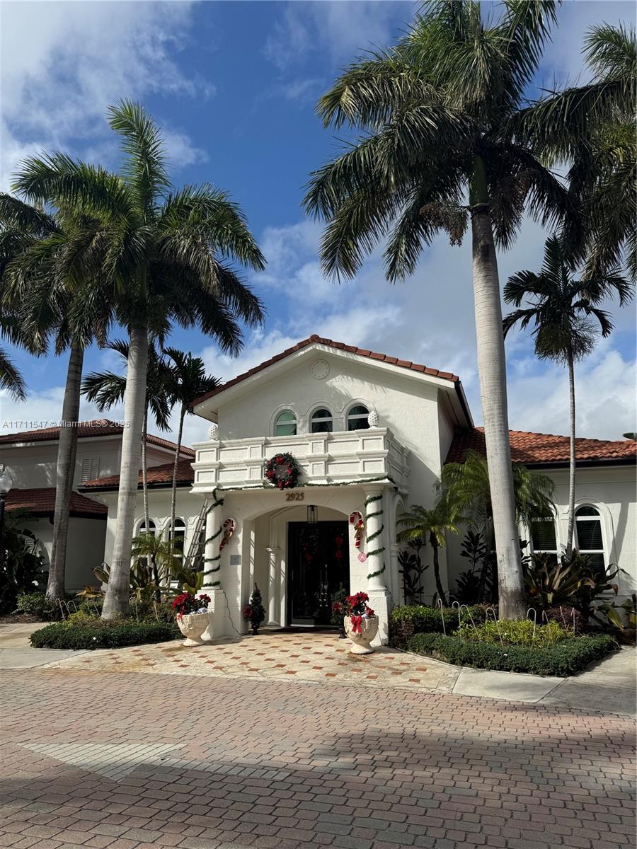 First Floor unit, 1 bedroom, 1 bath. Located on Federal highway. Parquet floor though-out, washer-dryer inside the unit. Gated community with a lot of amenities: Community pool, Gym, playground, ect.
Very close to I-95 , K-mart, beaches, restaurants, ect.
Vacant unit, easy to show, see showing assist