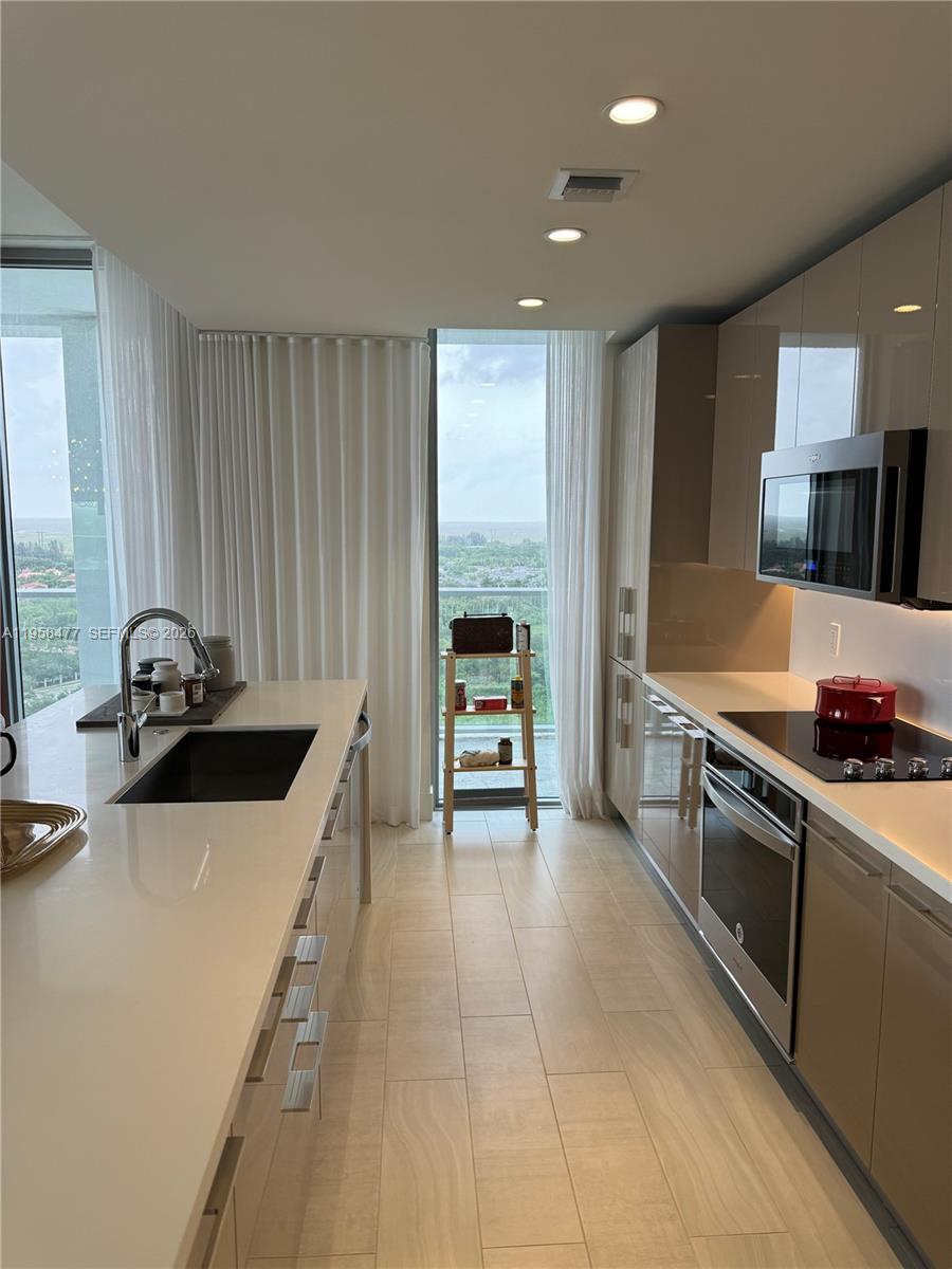 METROPICA NORTH TOWER ONE - Residential