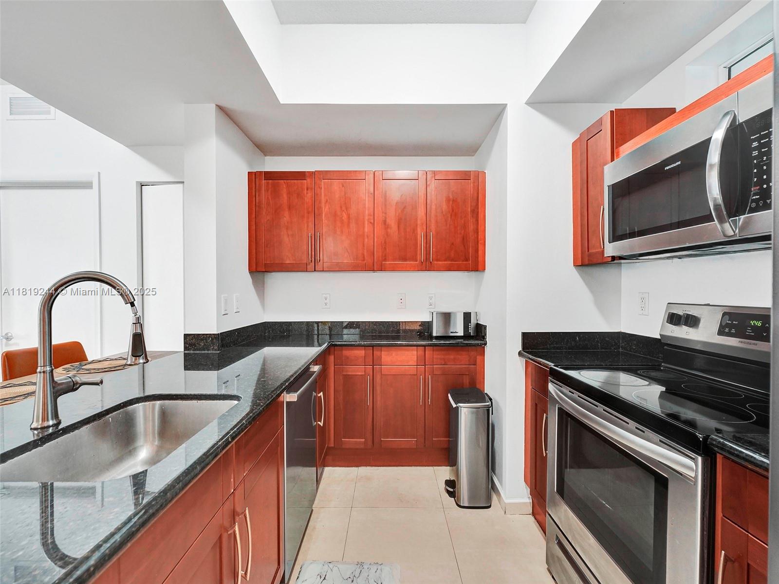 DOWNTOWN DADELAND CONDO N - Residential Lease