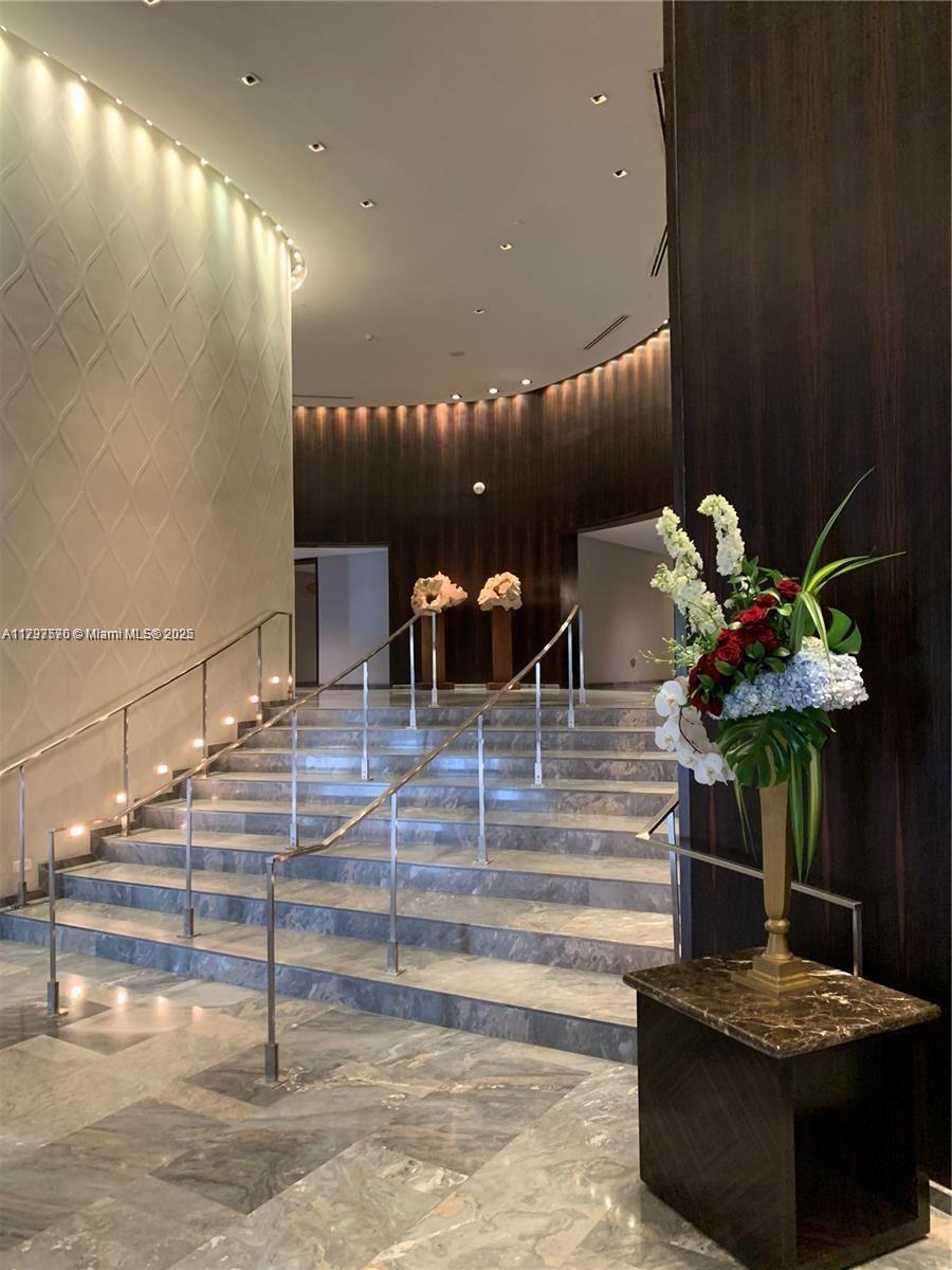 17201 Collins Ave 1605