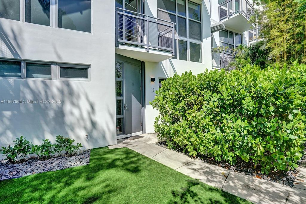 Photo of 716 SE 12th St #13, Fort Lauderdale, FL 33316 (MLS # A11897904)