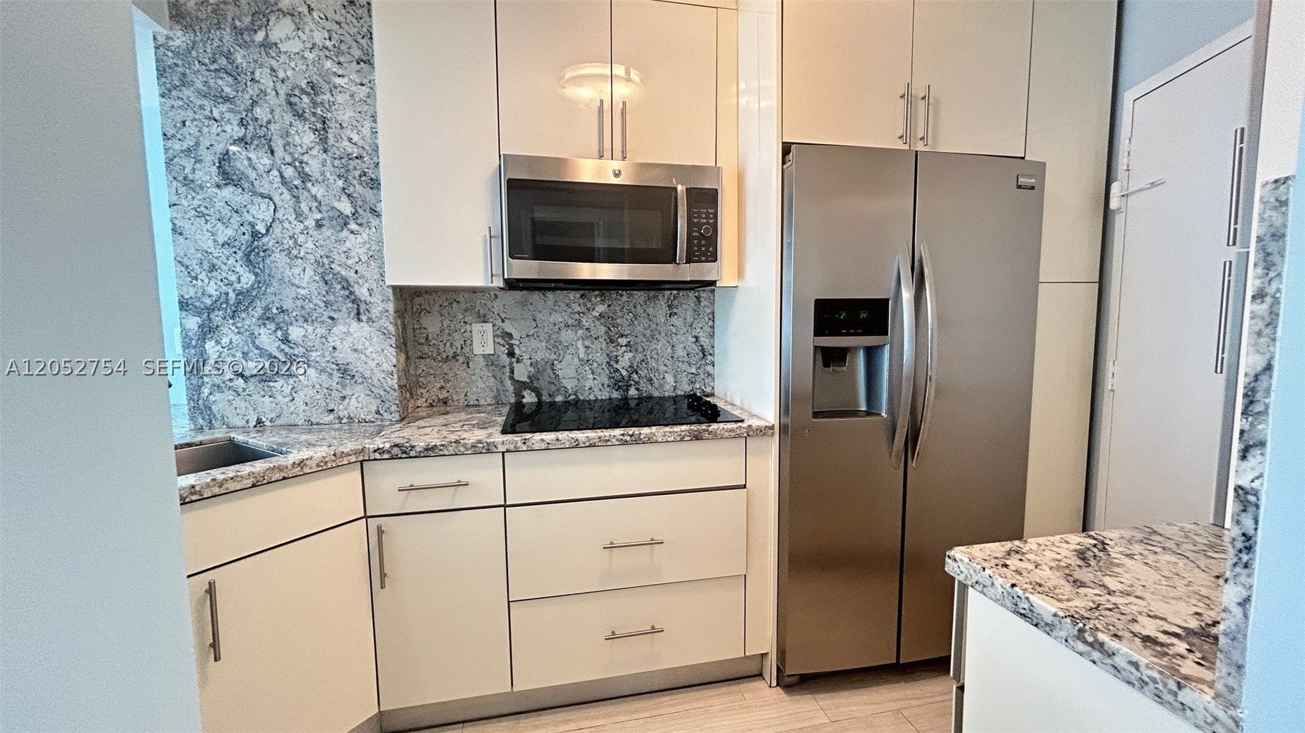 2899 Collins Ave 724