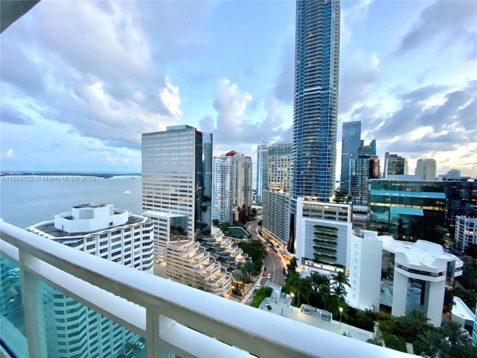 Property for Sale at 950 Brickell Bay Dr 2607, Miami, Broward County, Florida - Bedrooms: 2 
Bathrooms: 2  - $789,000