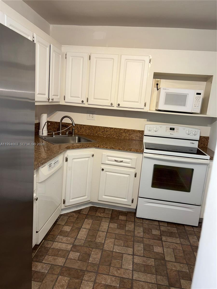 BAYVIEW TOWERS CONDO SOUT - Residential