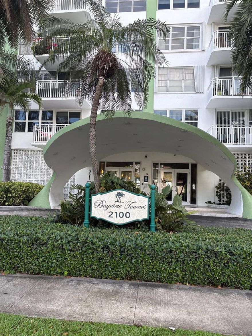 Beautiful 1/1 and half bathrooms, with lots of natural light and a spectacular view skyline on the 11th floor of Bayview Towers. In close proximity to shopping centers, Restaurants and Universities. 
The amenities include private pool, sauna, Gym and library/conference room.