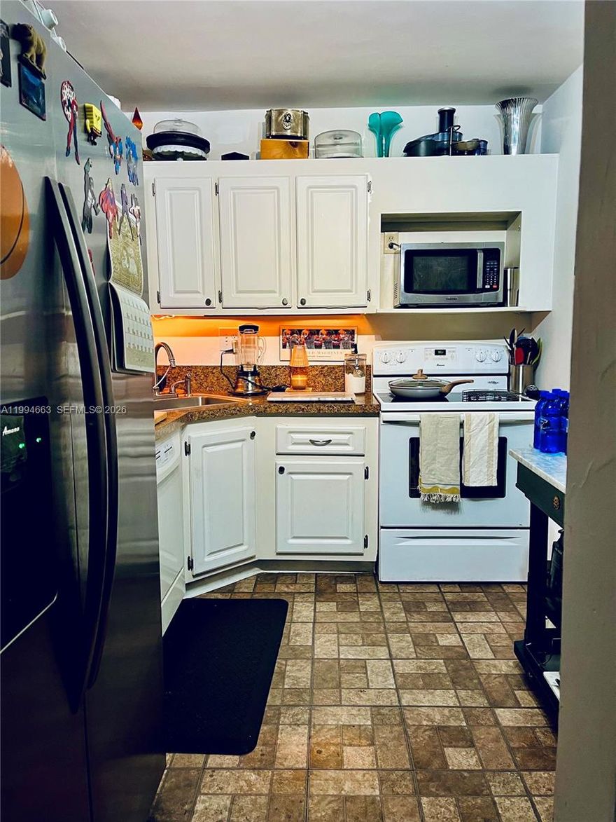 Beautiful 1/1 and half bathrooms, with lots of natural light and a spectacular view skyline on the 11th floor of Bayview Towers. In close proximity to shopping centers, Restaurants and Universities. 
The amenities include private pool, sauna, Gym and library/conference room.