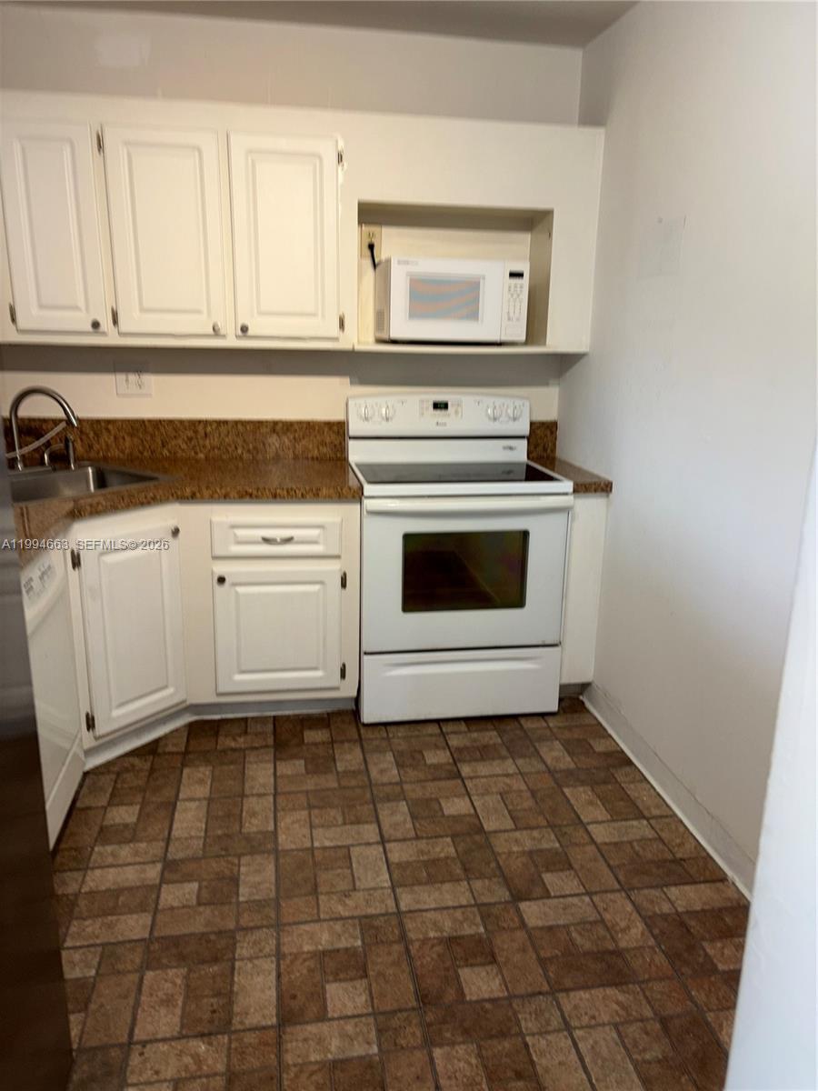 BAYVIEW TOWERS CONDO SOUT - Residential