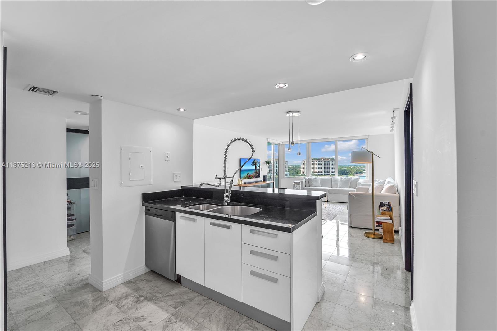 SOUTH POINTE TOWERS CONDO - Residential Lease