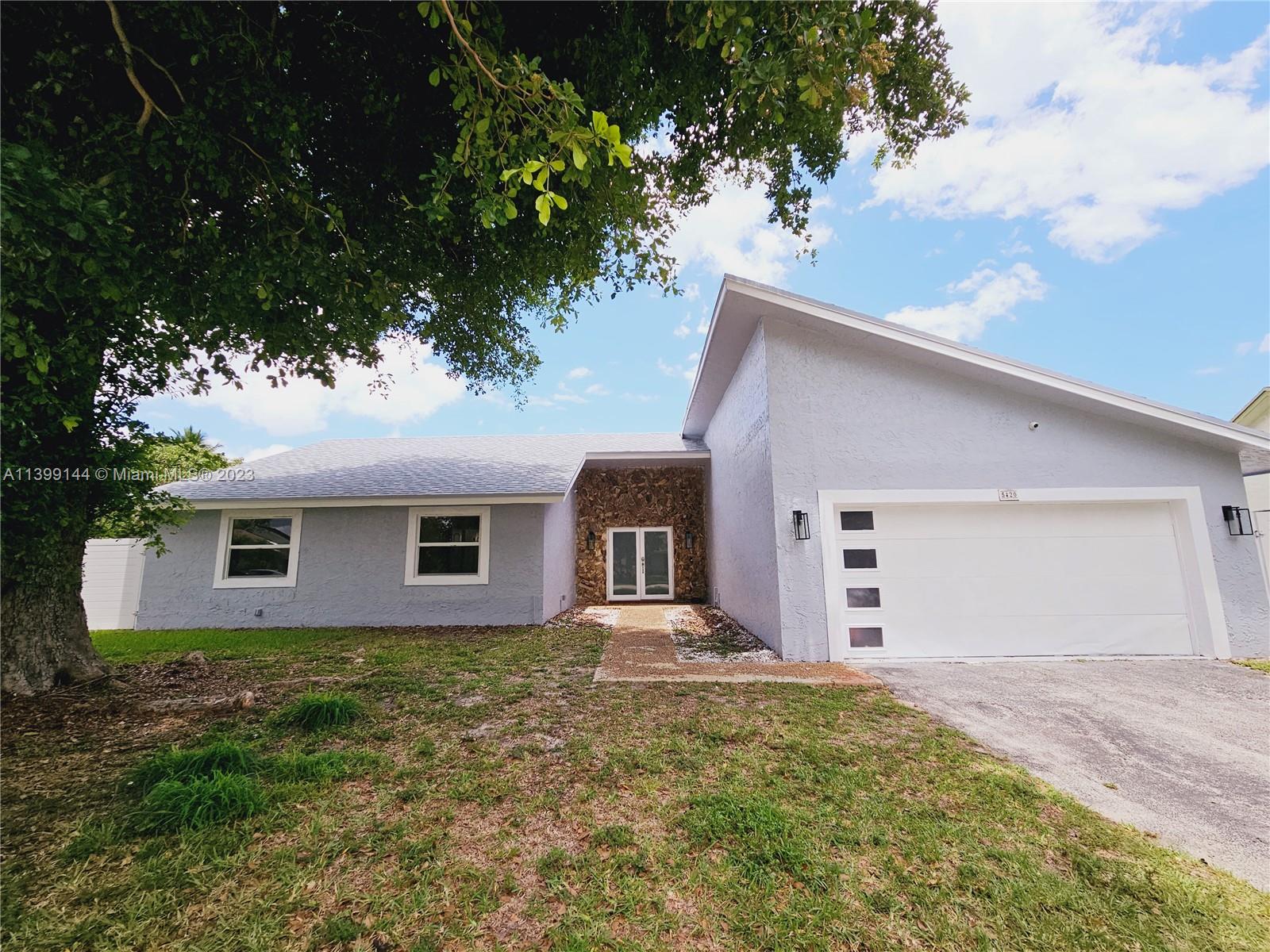 Move-in ready! This beautiful house offers you 4 large bedrooms, 2 1/2 bath, an open kitchen with granite countertops and a magnific pool in the back yard. The backyard is also large so you can relax and enjoy the Florida sun. The home have been fully updated and is close to schools, shopping, and restaurants. Two TVs are included on the rent.