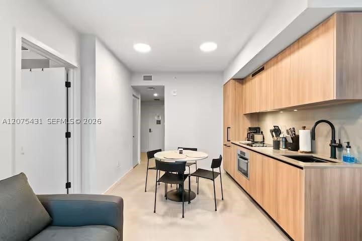 121 NE 5th St 1711
