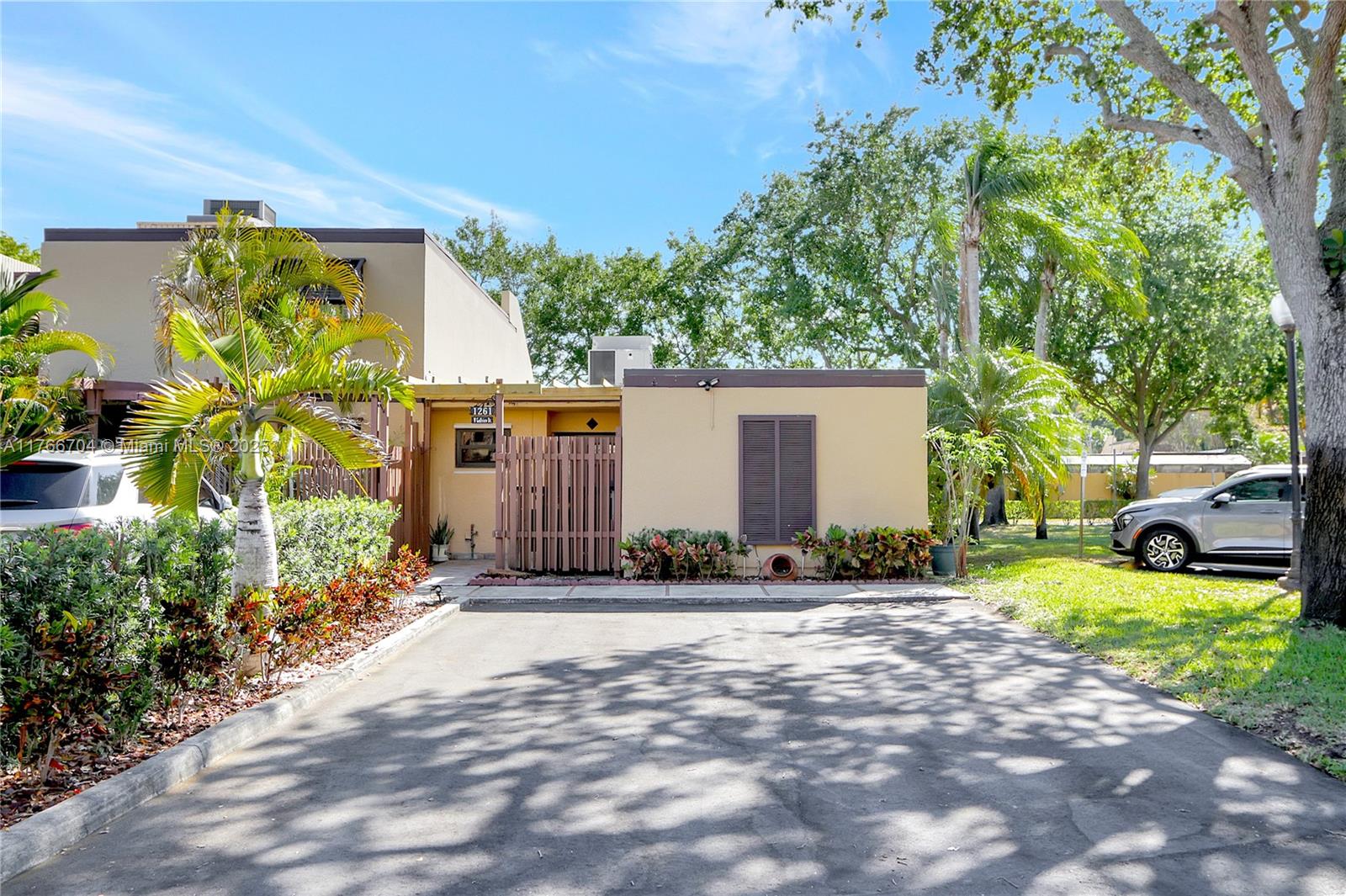 1261 W Golfview Dr, Pembroke Pines, Miami-Dade County, Florida - 3 Bedrooms  
2 Bathrooms - 