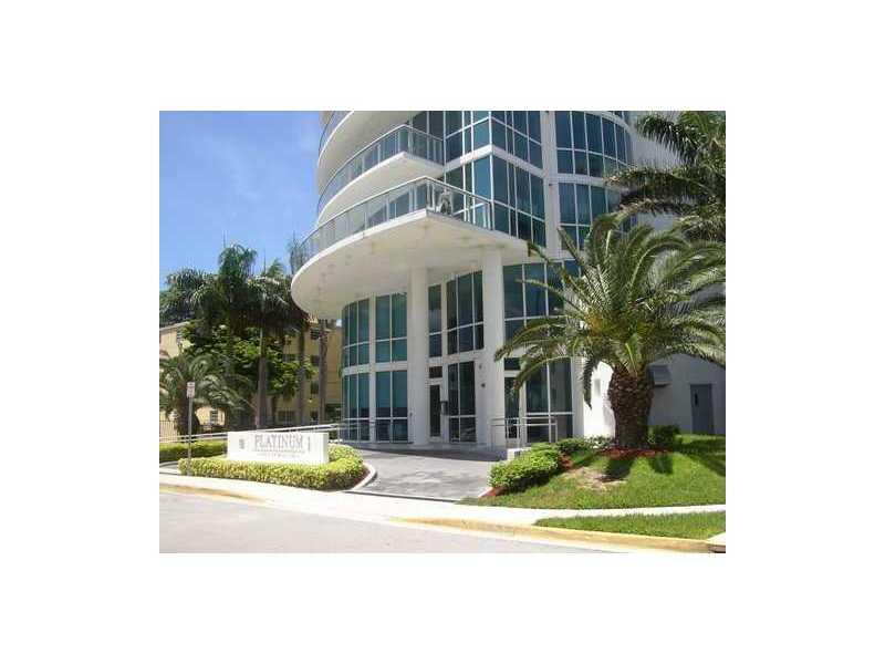 Fantastic apartment, great building and dynamic location! Live close to everything in this bright and airy two bedroom apartment with beautiful water views. The Platinum is a young, modern and impeccable full=service-building offering 24-hrs concierge, security, heated lap-pool,jacuzzi,BBQ-area,gym,clubroom, outdoor lounge and SPA. Easy showing, fast condo approval. Well kept amenities and excellent centric location