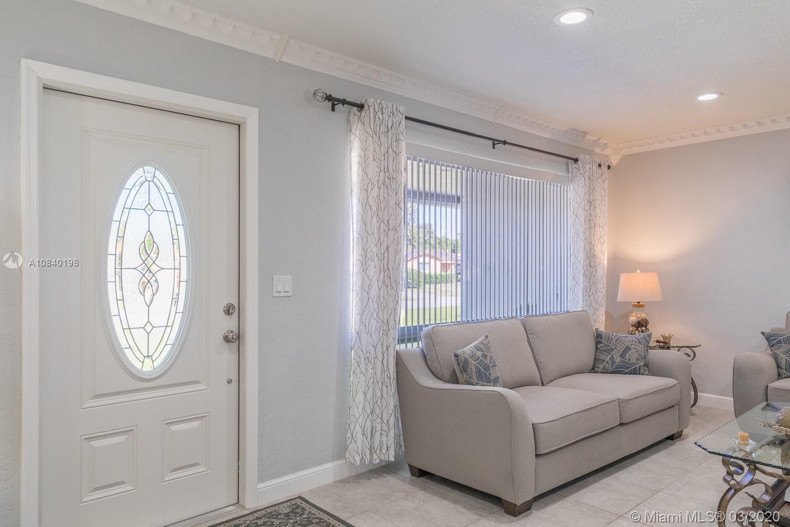 HOLLYWOOD HILLS - Residential