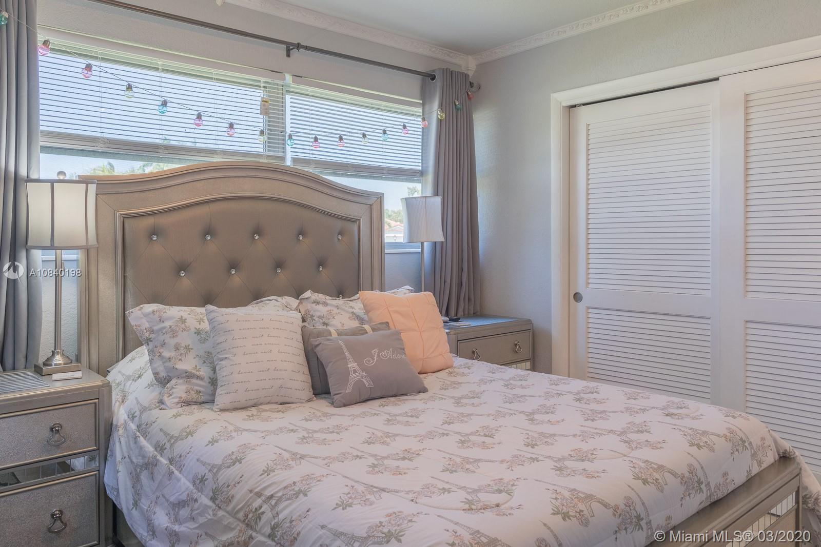 HOLLYWOOD HILLS - Residential