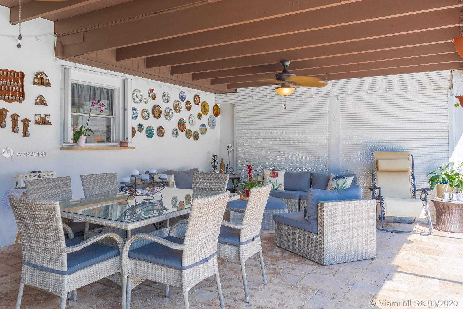 HOLLYWOOD HILLS - Residential