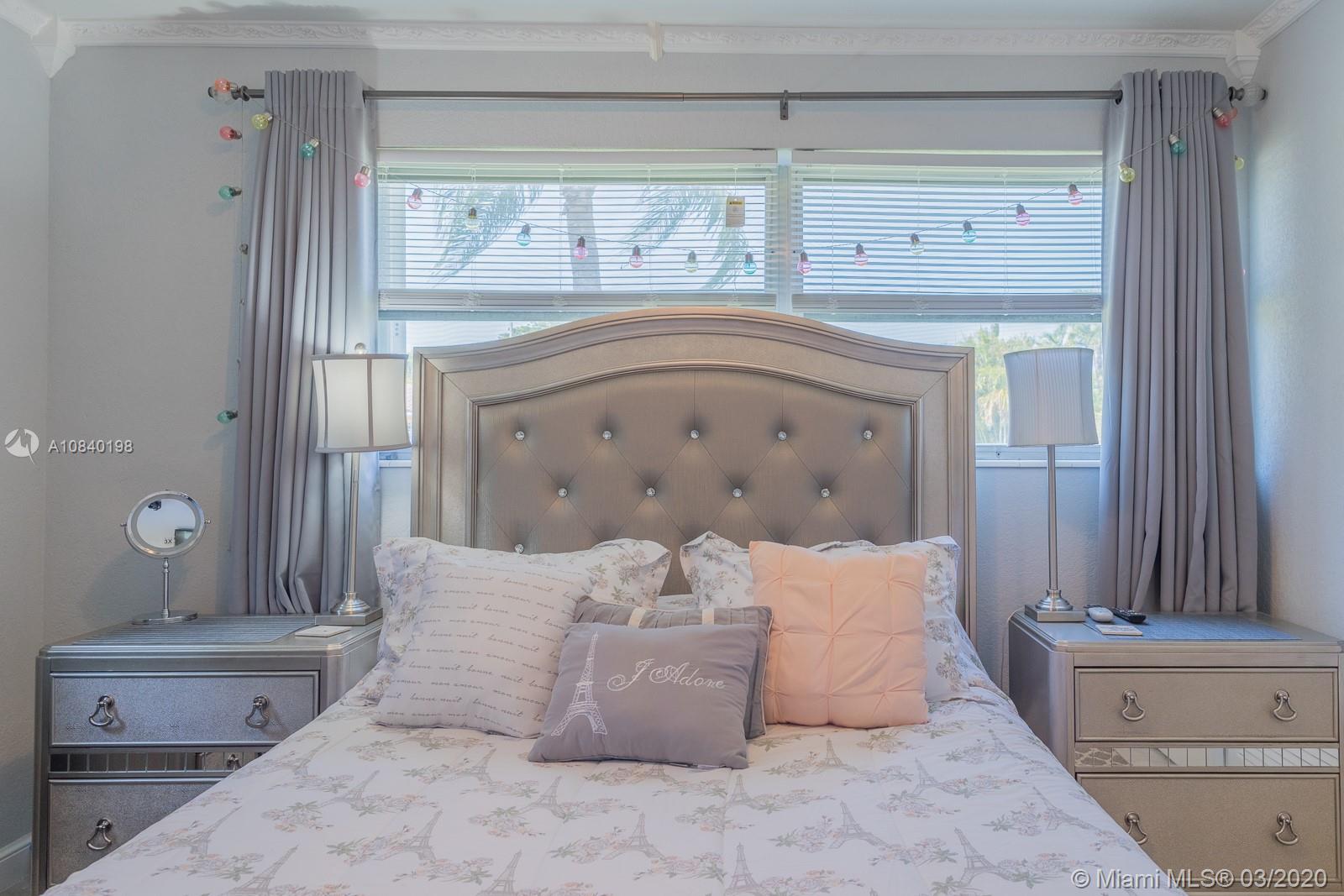 HOLLYWOOD HILLS - Residential