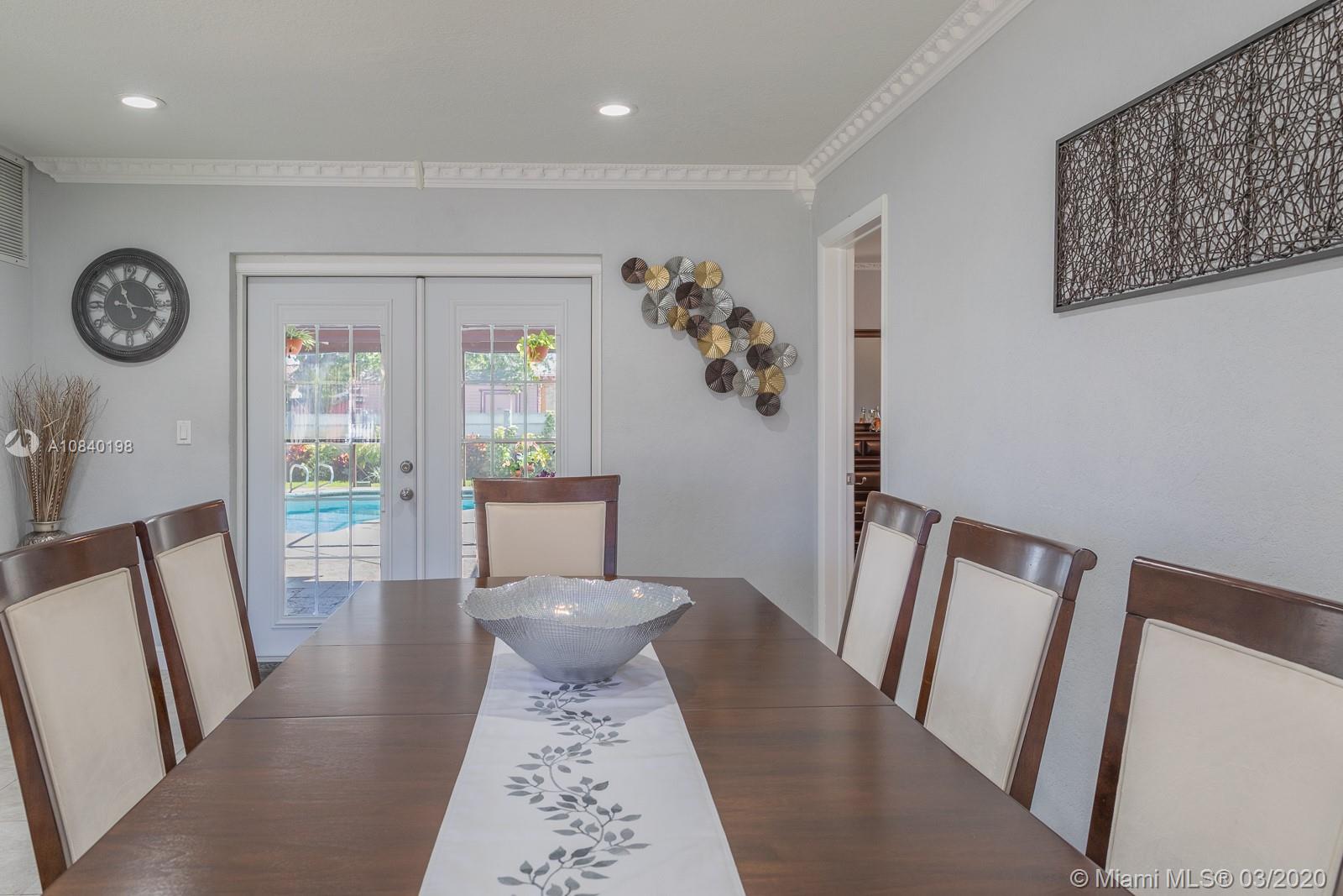 HOLLYWOOD HILLS - Residential