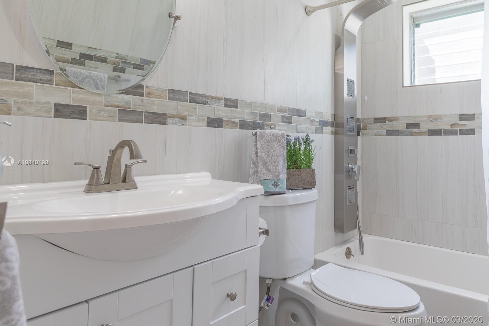 HOLLYWOOD HILLS - Residential