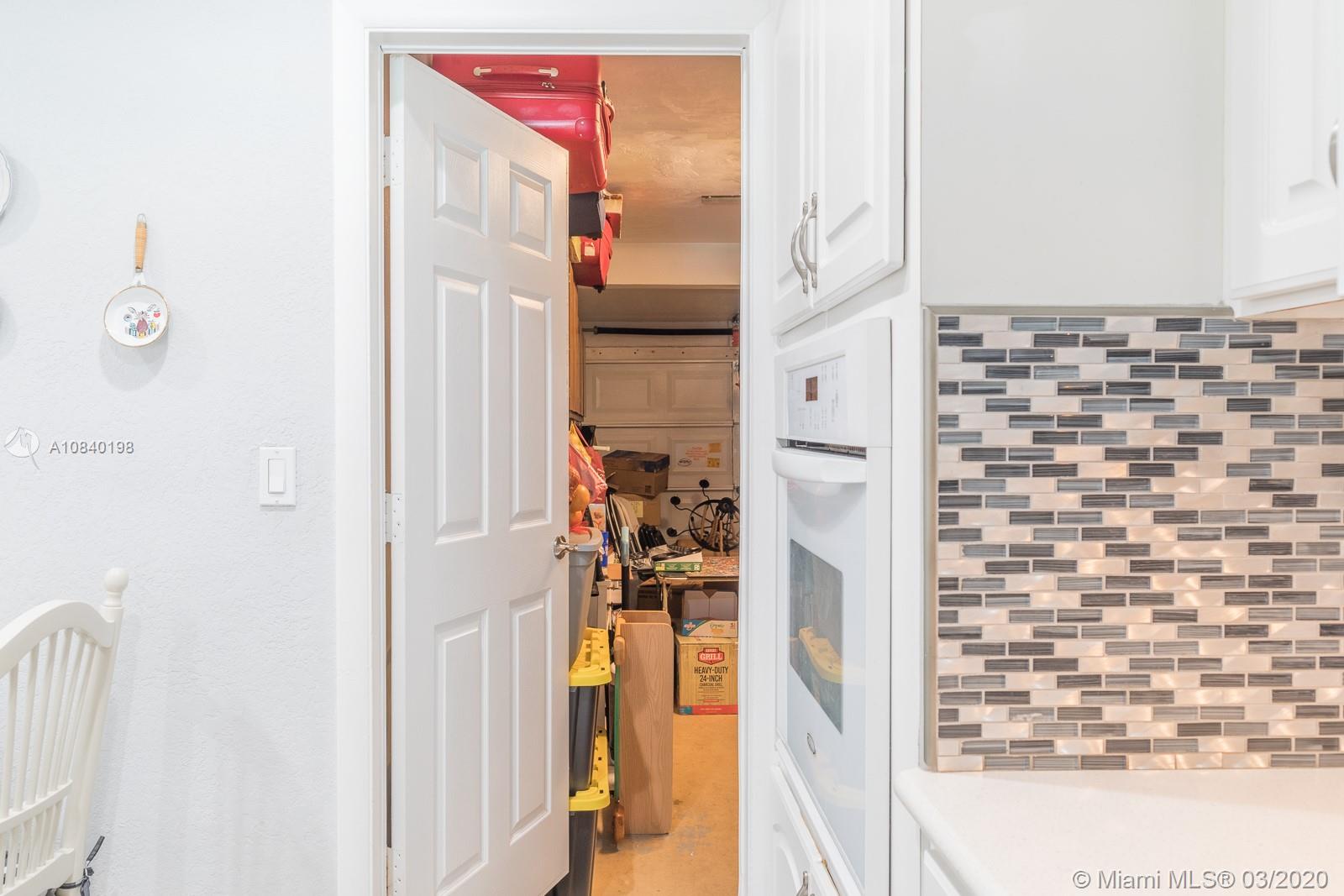 HOLLYWOOD HILLS - Residential