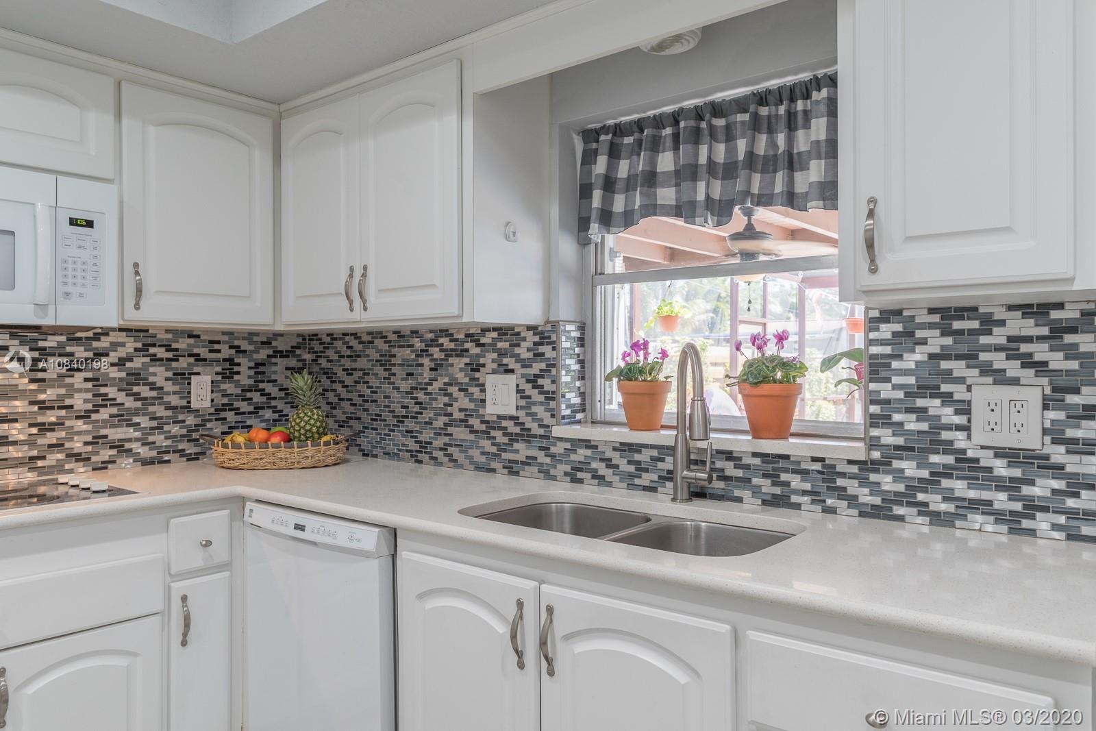 HOLLYWOOD HILLS - Residential