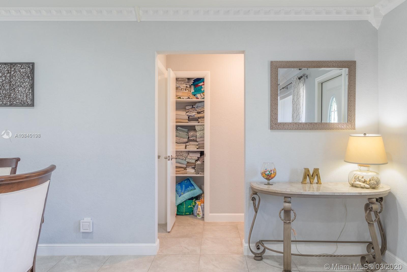 HOLLYWOOD HILLS - Residential