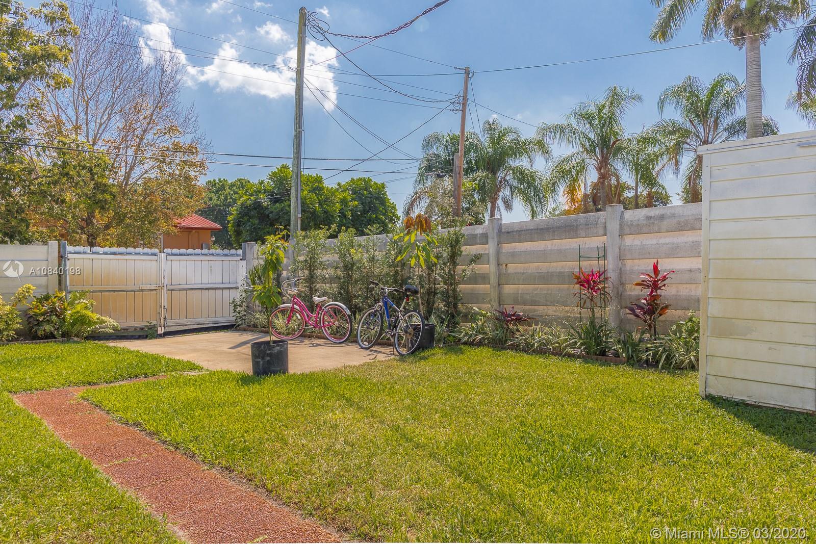 HOLLYWOOD HILLS - Residential