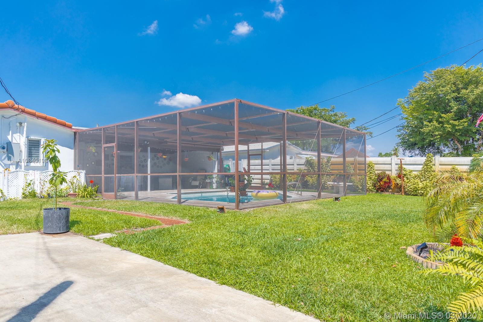 HOLLYWOOD HILLS - Residential