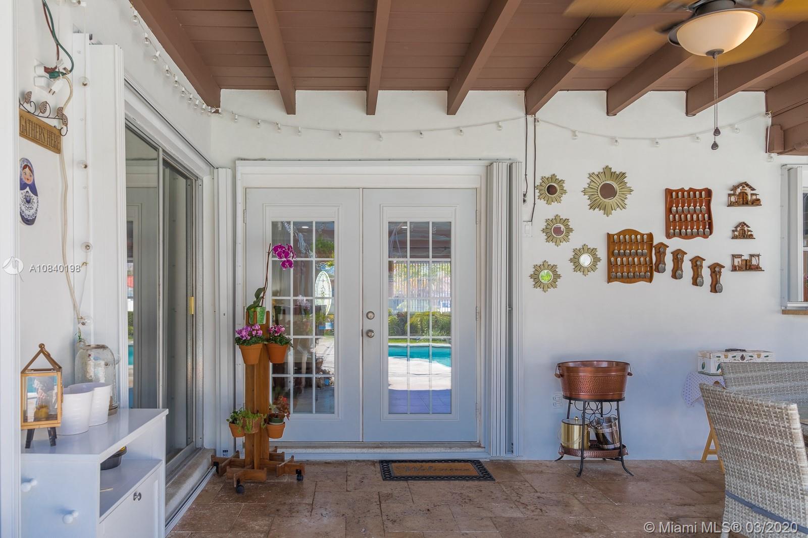 HOLLYWOOD HILLS - Residential